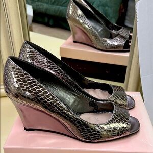 Bandilino - Elegant Snakeskin Wedge Peep-Toe Shoes